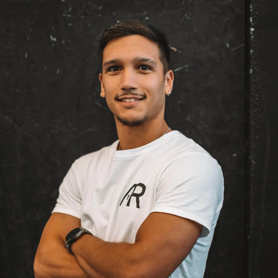 Alejandro Rodríguez Melián con los brazos cruzados y la camiseta de AR Gymnastic