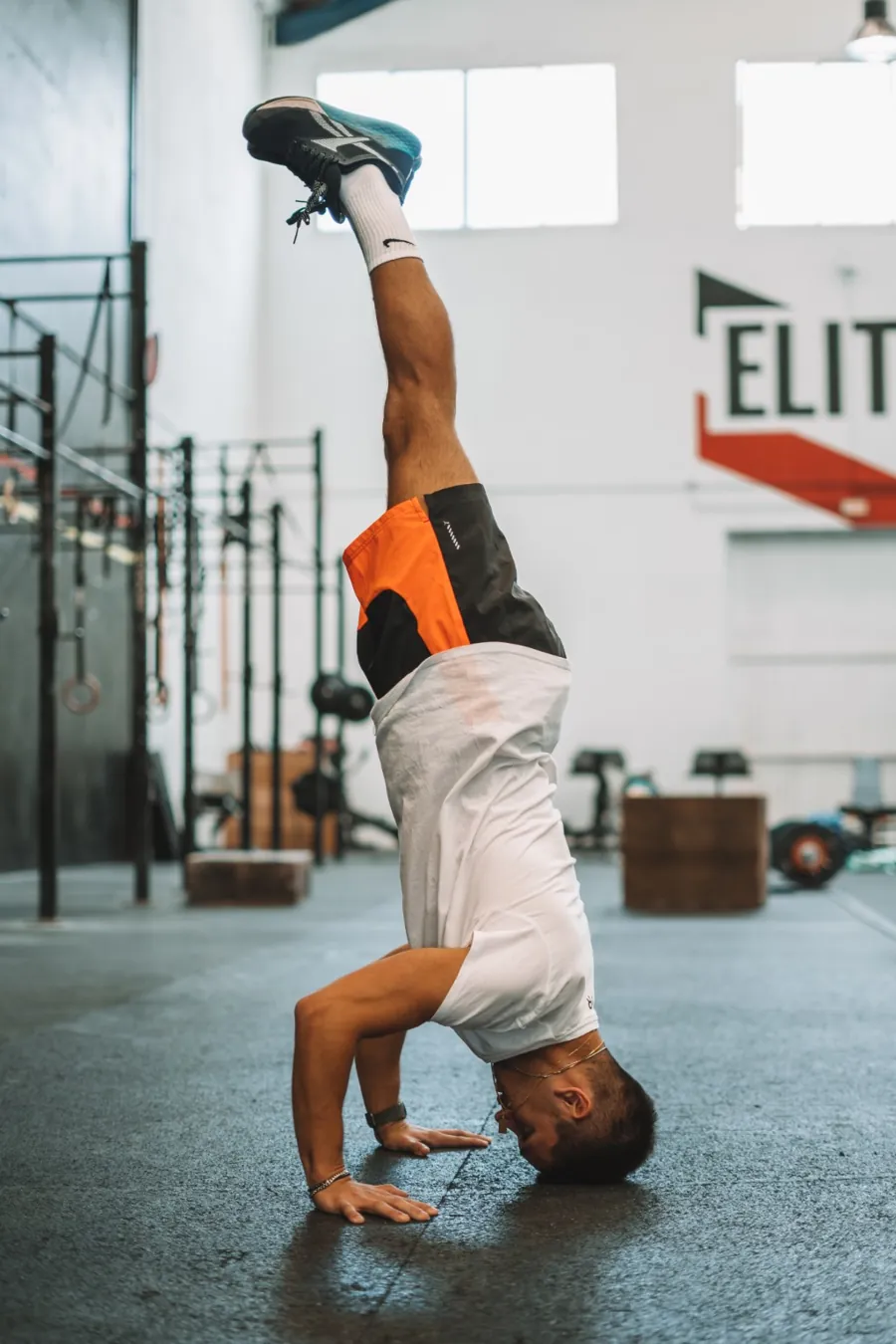 Alejandro bajando la cabeza al suelo en un handstand push-up